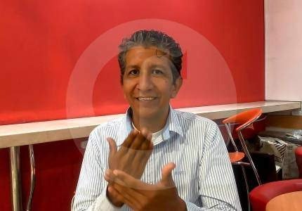John Gutiérrez, el intérprete jurídico que abrió camino para las personas sordas en Colombia